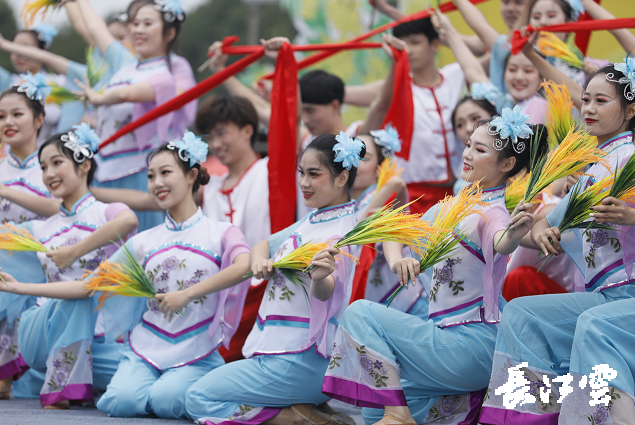 　　9月21日，咸寧市咸安區(qū)高橋蘿卜小鎮(zhèn)百畝草地上舉行了“慶豐收·迎小康”第三屆中國農民豐收節(jié)湖北分會場咸寧主會場慶祝活動，全市各界農民代表相聚白水畈的美麗田野，分享豐收的喜悅，慶祝屬于自己的節(jié)日。  　　開幕式上舉行了精彩的文藝演出，演出在舞蹈《慶豐收》中拉開序幕，歌舞《錦繡小康》呈現出咸寧各地欣欣向榮、脫貧致富奔小康的幸福場景。網紅歌曲《你莫走》、舞蹈《慶豐收》、歌舞《一起幸?！罚粋€個精彩的節(jié)目輪番上演，博得現場觀眾陣陣掌聲。  　　開幕活動現場還舉行了頒獎儀式，第二屆“美麗中國、鄉(xiāng)村振興”全國農民詩歌邀請賽獲獎組織和個人，全市農村人居環(huán)境整治示范村，省級農業(yè)產業(yè)化工作先進集體和先進個人上臺領獎?，F場還舉行了鄂南民俗展演、農民趣味運動會、扶貧農產品以及咸寧特色農產品展銷等豐富多彩的活動?；鸨娜藲?，讓在場的展銷商賺得是盆滿缽滿。  　　咸寧市咸安區(qū)鑫達種養(yǎng)專業(yè)合作社理事長萬永輝：今年家里的香菇都豐收了，一上午我就賣出了一萬多元，我們合作社采取的是“合作社+農戶”的模式，也帶領了20多戶貧困戶脫貧了。  　　咸寧市致遠種植專業(yè)合作社理事長 吳海兵:我們今年是真真正正地豐收了，我們生姜的價格足足翻了三倍，跟著我們一起的貧困戶也平均增收了3000元左右。  　　而這一系列的活動，都是在蘿卜小鎮(zhèn)的草地上進行的，草地作舞臺、草地搞展示、草地上比賽等等，這數百畝草地，此時此刻成為了咸寧農民們慶祝豐收的歡樂場。  　　咸寧市咸安區(qū)高橋鎮(zhèn)黨委書記王順榮：今年的湖北分會場在我們高橋蘿卜小鎮(zhèn)舉辦，我感到很榮幸，我們從一顆蘿卜做起，以白水畈蘿卜為核心品牌，打造白水畈"我家菜園"蔬菜基地及旅游觀光體驗中心，發(fā)展綠色農業(yè)、生態(tài)旅游，增加產業(yè)開發(fā)的綜合效益，創(chuàng)建蘿卜特色小鎮(zhèn)，走出了一條農業(yè)、旅游相結合的新路，推動高橋鎮(zhèn)一二三產業(yè)融合發(fā)展。  　　鄉(xiāng)親們說，這在以前是想都不敢想的，高橋鎮(zhèn)蝸居山里，太偏遠又沒有資源優(yōu)勢，想發(fā)展太難。而現在這一切的悄然改變，得益于2017年10月13日，咸安區(qū)政府與鄂旅投公司正式簽署的《131軍旅小鎮(zhèn)+白水畈田園綜合體旅游開發(fā)投資合作協(xié)議》，鄂旅投公司將投資30億元，在高橋鎮(zhèn)打造131軍旅小鎮(zhèn)和白水畈田園綜合體旅游開發(fā)項目。項目共分為131軍旅小鎮(zhèn)、白水畈美麗鄉(xiāng)村、特色農業(yè)示范、旅游綜合體四大板塊，打造旅游綜合服務區(qū)、澄水洞軍事展示區(qū)、青少年國防教育基地、鐵血軍事樂園區(qū)、戰(zhàn)狼訓練基地、美麗村灣民俗區(qū)、四季瓜果示范區(qū)、農耕文化展示區(qū)、特色商業(yè)街區(qū)和康養(yǎng)度假區(qū)十大功能區(qū)。  　　咸寧市咸安區(qū)高橋鎮(zhèn)黨委書記王順榮：我們引進鄂旅投，打造蘿卜小鎮(zhèn)，目前建設有蘿卜小鎮(zhèn)科普館、蘿卜鄉(xiāng)學院、蘿卜酒店等休閑旅游項目，十一馬上到了，也歡迎廣大游客前來游玩。  　　今年是決勝全面建成小康社會、決戰(zhàn)脫貧攻堅之年。咸寧市本著"儉樸、祥和、歡樂，農民參與，農民唱主角"的辦節(jié)思路，而此屆中國農民豐收節(jié)辦節(jié)費用也是倍減。  　　農為邦本，本固邦寧。今年，面對重大疫情和特大洪澇災害，咸寧市扎實做好“六穩(wěn)”工作、落實“六?！比蝿?，克服重重困難，推動農業(yè)實現持續(xù)平穩(wěn)發(fā)展，形成了茶葉、油茶、中藥材等12個特色農業(yè)主導產業(yè)，“全國一村一品示范村鎮(zhèn)”發(fā)展到14家，國家級、省級農業(yè)產業(yè)化龍頭企業(yè)達到55家。尤其是糧食產量預計達118萬噸、蔬菜產量預計達260萬噸，生豬預計出欄183.52萬頭，農業(yè)生產再獲豐收，糧食安全有效保障，讓農民的腰包更鼓、家園更美、生活更甜，為加快實施鄉(xiāng)村振興戰(zhàn)略、推動咸寧高質量發(fā)展提供堅實保障。